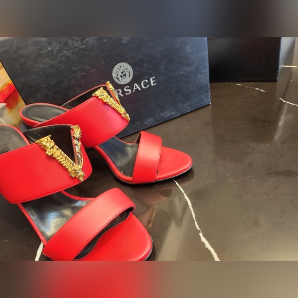 Authentic Versace leather heels - Picture 2 of 9